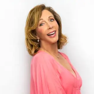 Femme souriante en robe rose, image optimisée pour SEO par une agence web